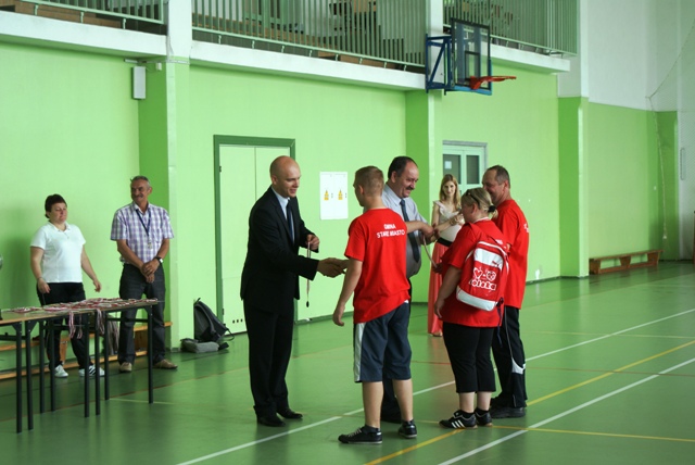 Wręczanie pucharów i medalów laureatom XV Letniej Powiatowej Spartakiady Mieszkańców Wsi Powiatu Kon