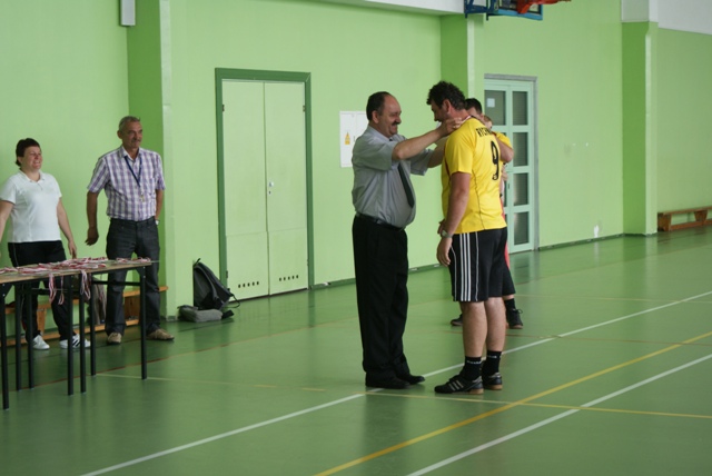 Wręczanie pucharów i medalów laureatom XV Letniej Powiatowej Spartakiady Mieszkańców Wsi Powiatu Kon