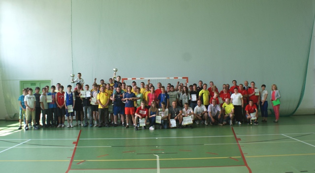 Zdjęcie grupowe uczestników XV Letniej Powiatowej Spartakiady Mieszkańców Wsi Powiatu Konińskiego