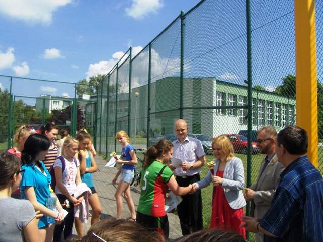 Wręczenie pucharu przez Małgorzatę Hopen laureatom XV Letniej Powiatowej Spartakiady Mieszkańców Wsi