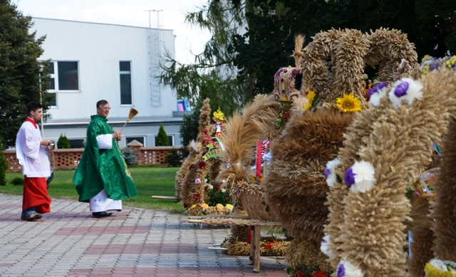 Paświęcenie wieńcy przez ks. Kanonik Władysława Piechotę - Proboszcza parafii p.w. św. Andrzeja Apos