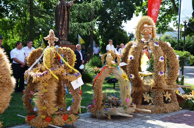 Wieńce dożynkowe przygotowane przez gminy powiatu konińskiego