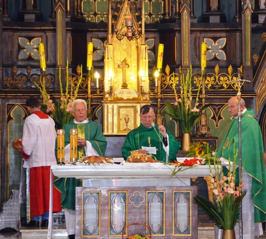 Msza święta koncelebrowana przez ks. Kanonika Władysława Piechotę - Proboszcza parafii p.w. św. Wojc