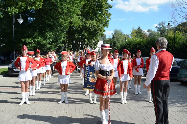 Orkiestra dęta Quantum z Rychwała na czele korowodu dożynkowego