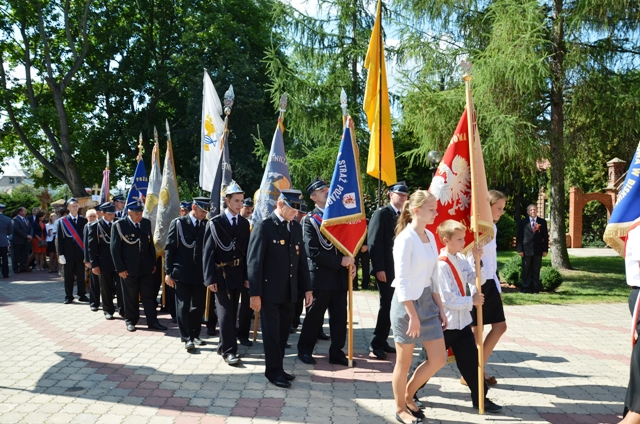 Przemarsz korowodu dożynkowego z kościoła pw. św. Wojciecha w Grodźcu na boisko przy Zespole Szkół w