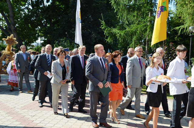 Przemarsz korowodu dożynkowego z kościoła pw. św. Wojciecha w Grodźcu na boisko przy Zespole Szkół w