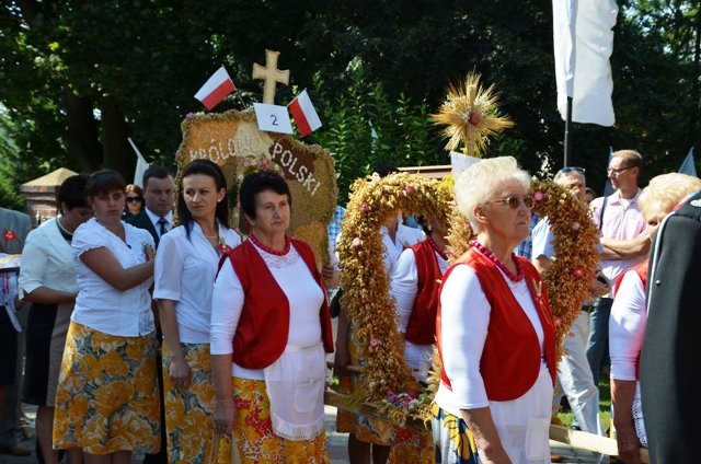 Przemarsz korowodu dożynkowego z kościoła pw. św. Wojciecha w Grodźcu na boisko przy Zespole Szkół w
