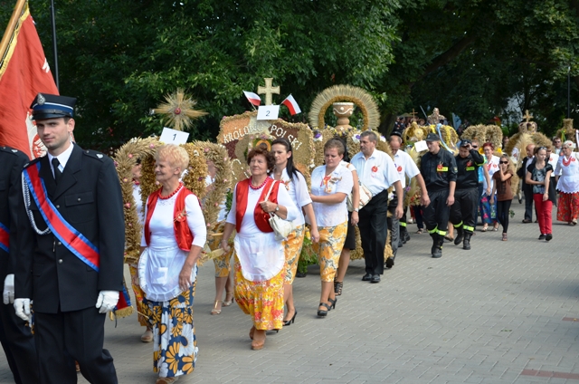 Przemarsz korowodu dożynkowego z kościoła pw. św. Wojciecha w Grodźcu na boisko przy Zespole Szkół w