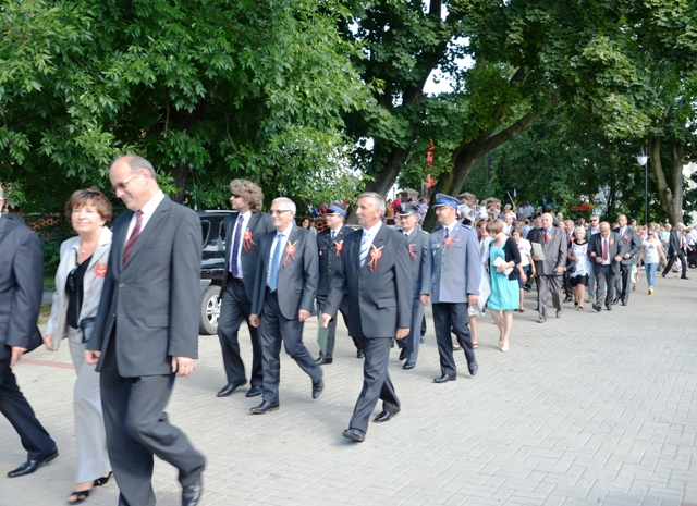 Przemarsz korowodu dożynkowego z kościoła pw. św. Wojciecha w Grodźcu na boisko przy Zespole Szkół w