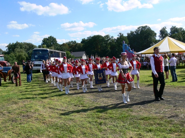 Wejście korowodu dożynkowego na boisko przy Zespole Szkół w Grodźcu