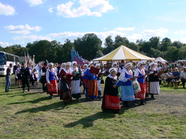 Na czele korowodu dożynkowego Zespół ludowo-folklorystyczny z Kramska