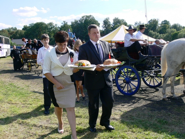 Gospodarze Dożynek - Marlena Staszak i Piotr Czajczyński