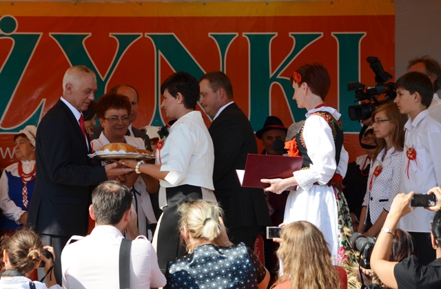 Przekazanie chleba dożynkowego