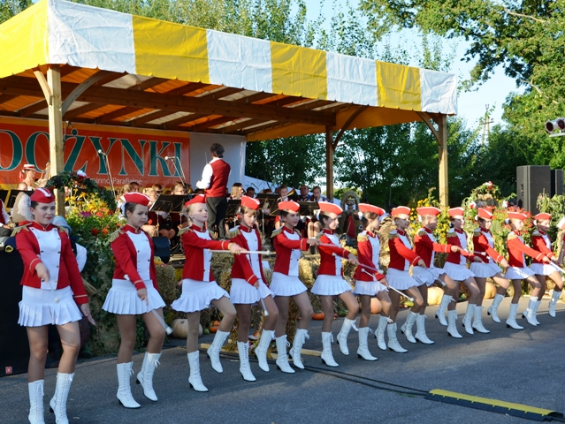 Występ Orkiestry Dętej Quantum z mażoretkami z Rychwała
