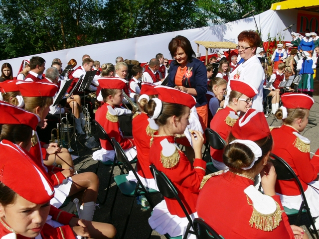 Malgorzata Waszak - starosta koniński częstuje gości chlebem ubieczonym z tegorocznych zbiorów
