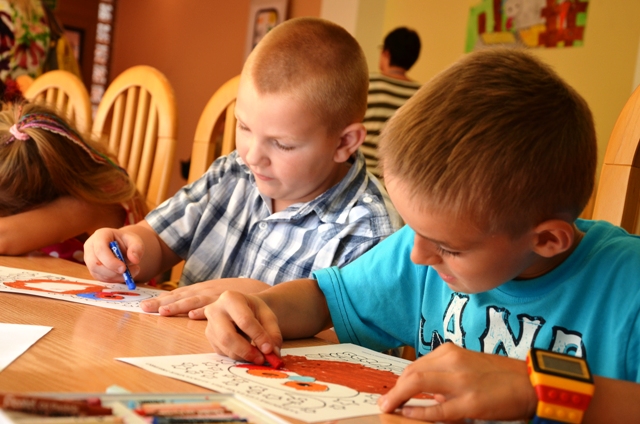 Mali uczestnicy konkursu rysunkowego