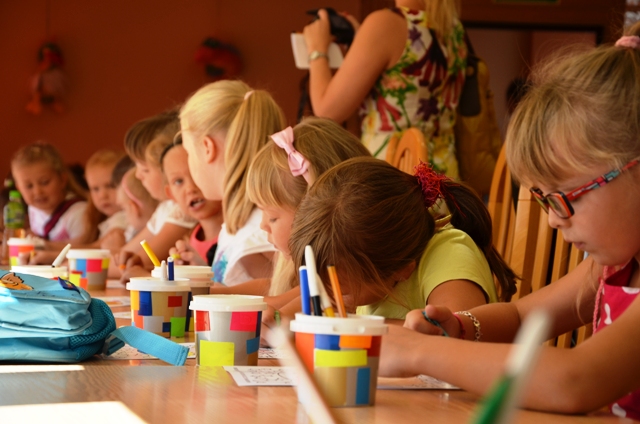 Mali uczestnicy konkursu rysunkowego