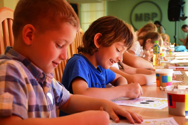 Mali uczestnicy konkursu rysunkowego