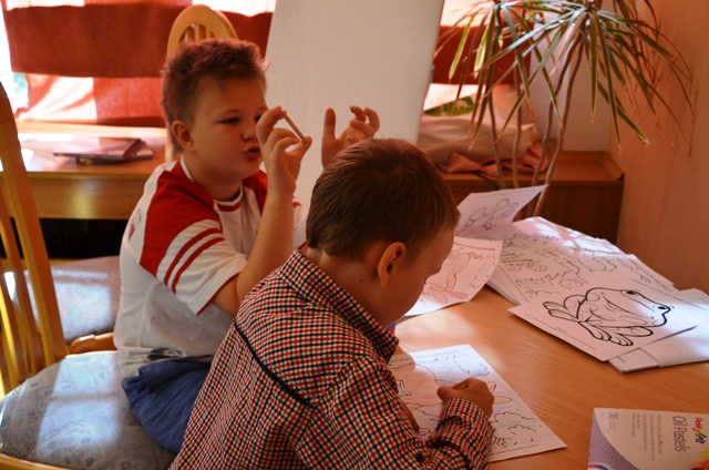 Mali uczestnicy konkursu rysunkowego