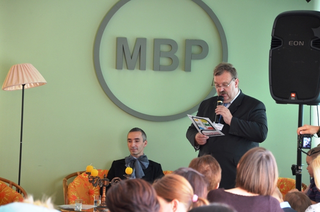 Henryk Janasek – Dyrektor MBP w Koninie przeczytał milusińskim wiersz pt.