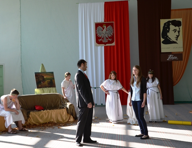 Przedstawienie w wykonaniu teatru szkolnego