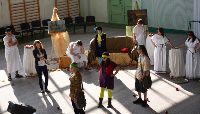 Przedstawienie w wykonaniu teatru szkolnego