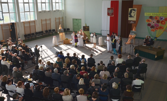 Przedstawienie w wykonaniu teatru szkolnego