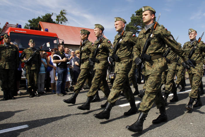 Przemarsz kompanii honorowej z 33.Bazy Lotnictwa Transportowego z Poznania