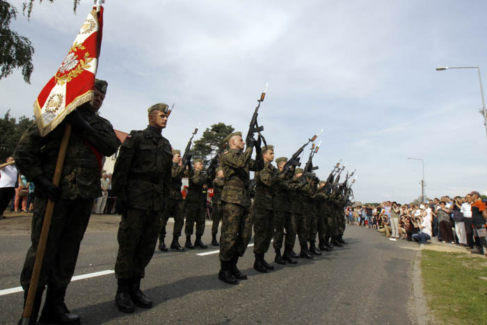 Salwa honorowa kompanii honorowej z 33.Bazy Lotnictwa Transportowego z Poznania