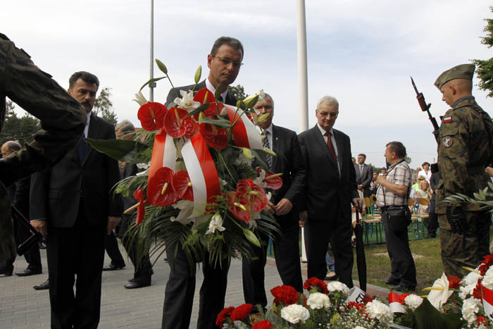 Złożenie kwiatów pod pomnikiem upamięniającym powstańców styczniowych w Ignacewie