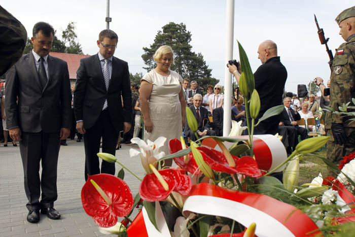 Złożenie kwiatów pod pomnikiem upamięniającym powstańców styczniowych w Ignacewie