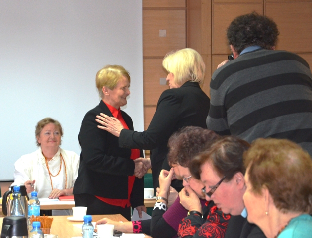 Halina Rogowicz – Przewodnicząca Rady Seniorów pogratulowała Pelagii Serafińskiej wstąpienia do Rady
