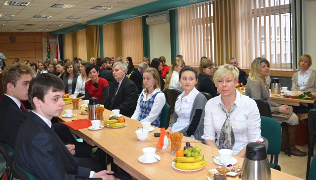 Tegoroczni stypendyści w towarzystwie dyrektorów szkół, nauczycieli oraz rodziców