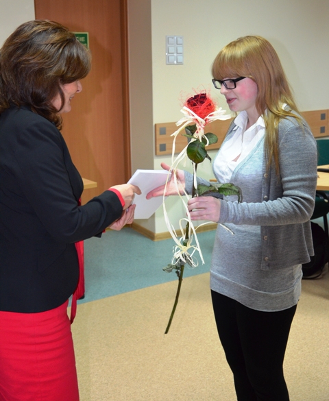 Małgorzata Waszak - Starosta Koniński wręcza akt stypendialny Uczennicy Zespołu Szkół Ekonomiczno-Us