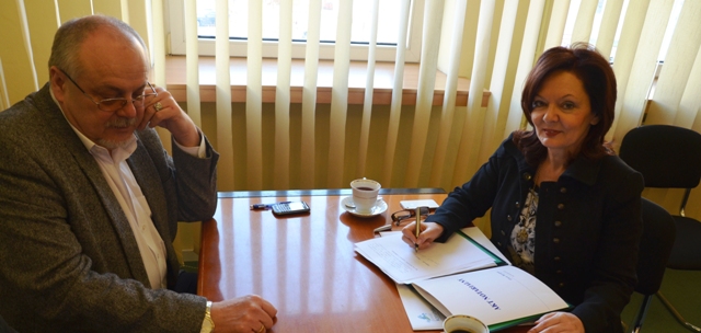 Podpisanie Aktu notarialnego przez Małgorzatę Waszak - Starostę Konińskiego