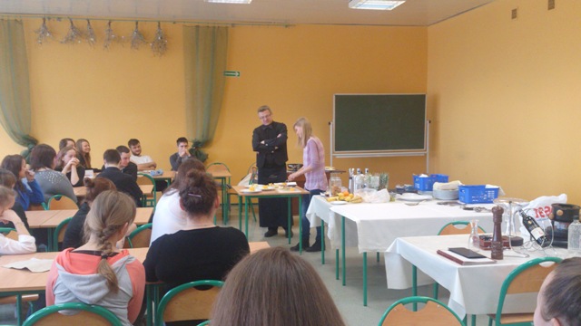 Warsztaty "Jak oczarować gościa" w ZSE-U w Żychlinie