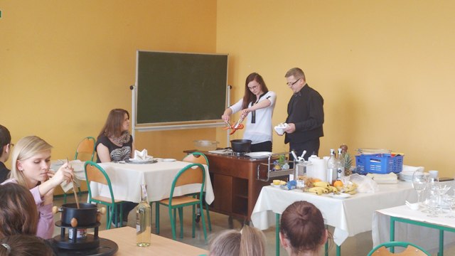 Warsztaty "Jak oczarować gościa" w ZSE-U w Żychlinie