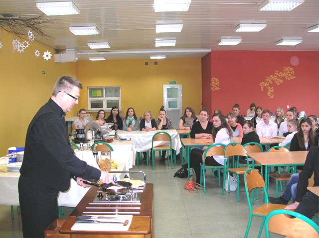 Warsztaty "Jak oczarować gościa" w ZSE-U w Żychlinie