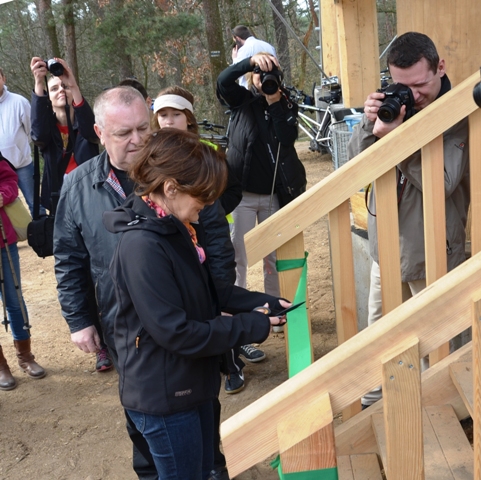 Przecięcie wstęgi przez Małgorzatę Waszak Starostę Konińskiego