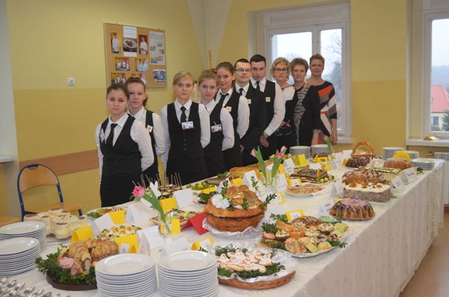 Kolorowe pisanki, mazurki, babki oraz potrawy w wiosennej odsłonie, przygotowane przez uczniów biorą