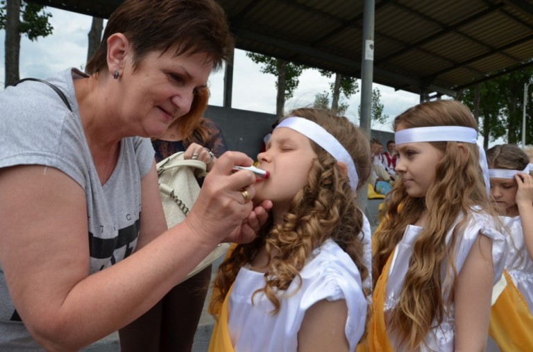 Ostatnie poprawki przed występem zespołu Perełki z Brudzewa