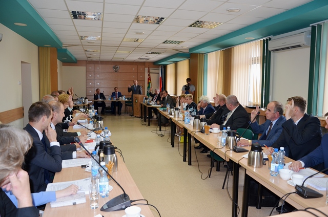 Głosowanie radnych w sprawie absolutorium dla Zarządu Powiatu Konińskiego