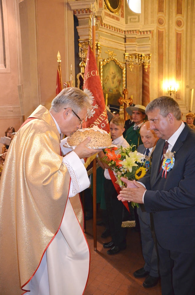 Przekazanie darów ołtarza przez Grzegorza Skowrońskiego, wójta Gminy WIlczyn