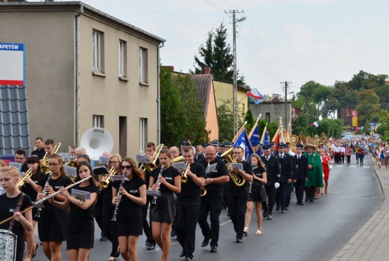 Przemarsz korowodu dożynkowego