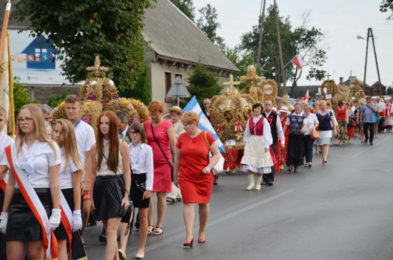 Przemarsz korowodu dożynkowego