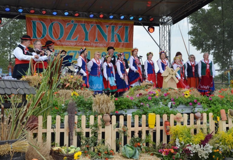 Obrzęd dożynkowy - zaprezentował pochodzący z Kujaw - Zespół Folklorystyczny 
