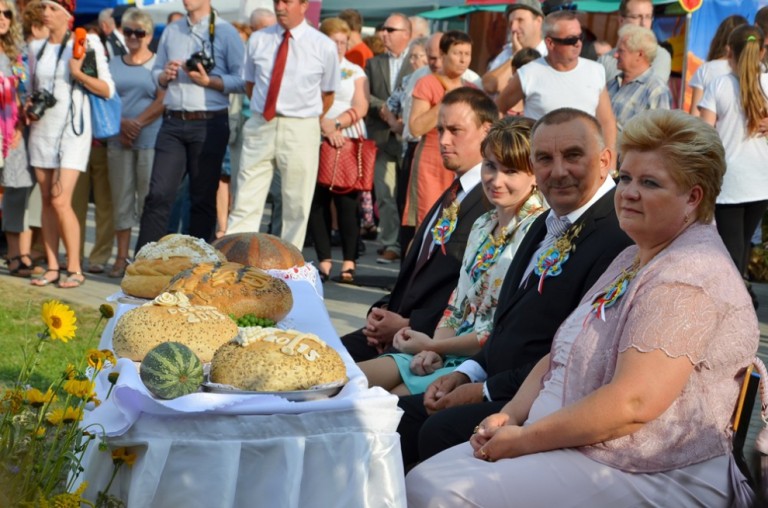Starostowie dożynek: Danuta Biernacka i Paweł Domański wraz z asystentami Agnieszką Joachimczak i Ad