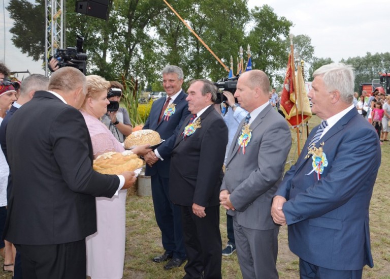 Przekazanie chleba dożynkowego przez starostów dożynek