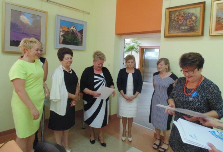 Nagrody pracownikom Domu Pomocy Społecznej w Ślesinie wręczyłaHalinę Wójcik, dyrektor placówki