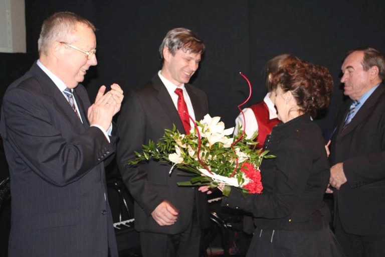 Gratulacje na ręce kapelmistrza złożył Stanisław Bielik starosta koniński